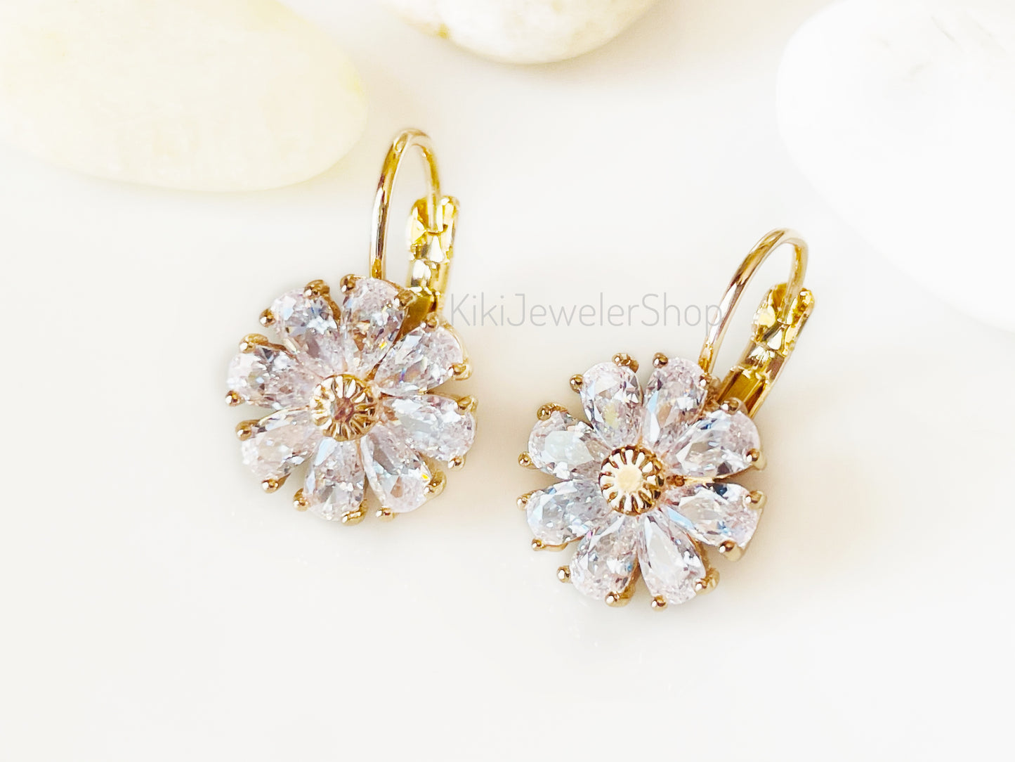 Daisy Flower Earrings Leverback