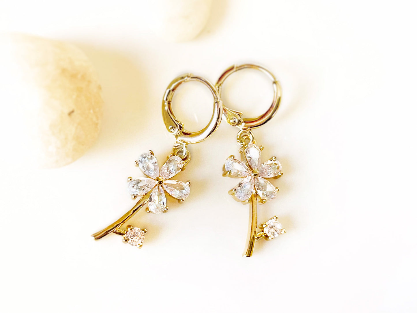 Emerald flower jewelry set in 14K gold, green flower gem necklace earrings set, gift for her, gift for mom, May birthstone