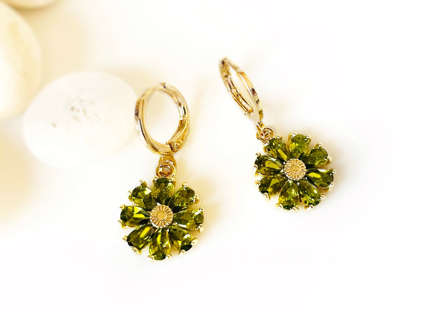 Peridot flower dangle earrings, olive green gemstone daisy flower drop earrings, gift for mom, gift for her, August birthstone