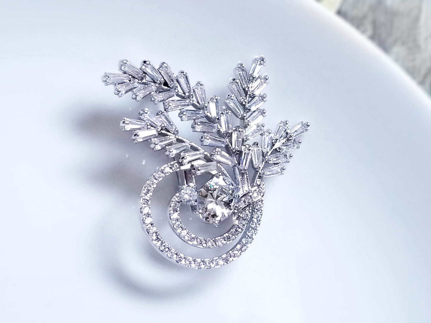 Pavé and baguette white sapphire laural wreath brooch in 18kt white gold rhodium, gift for her, gift for mom