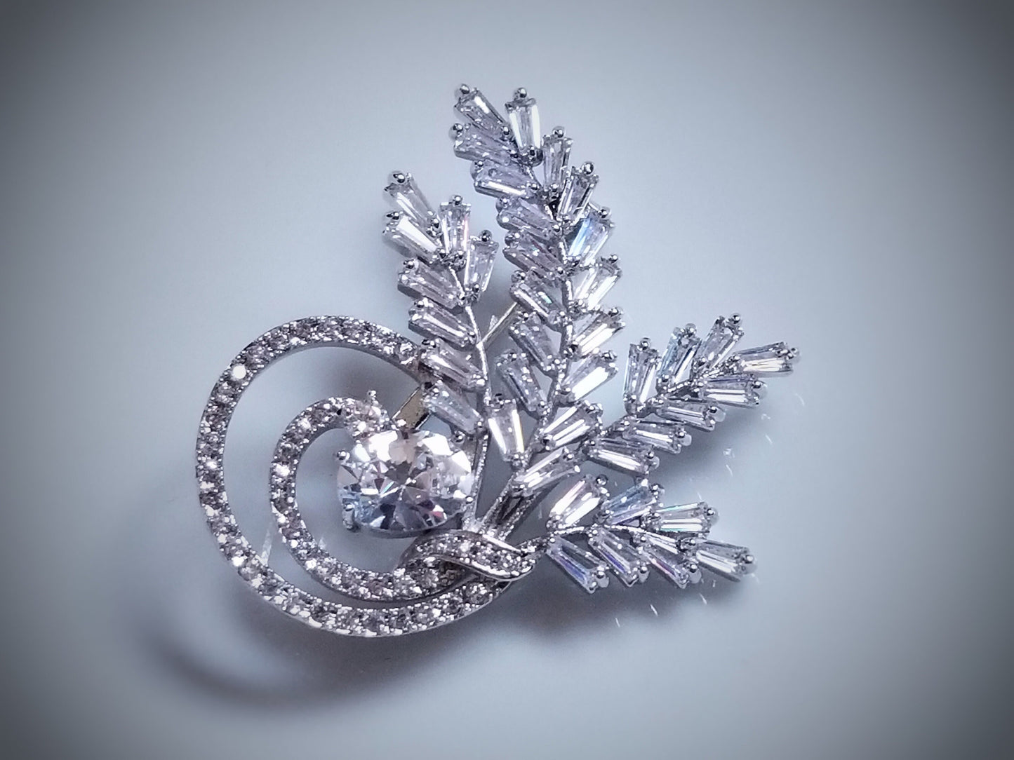 Pavé and baguette white sapphire laural wreath brooch in 18kt white gold rhodium, gift for her, gift for mom