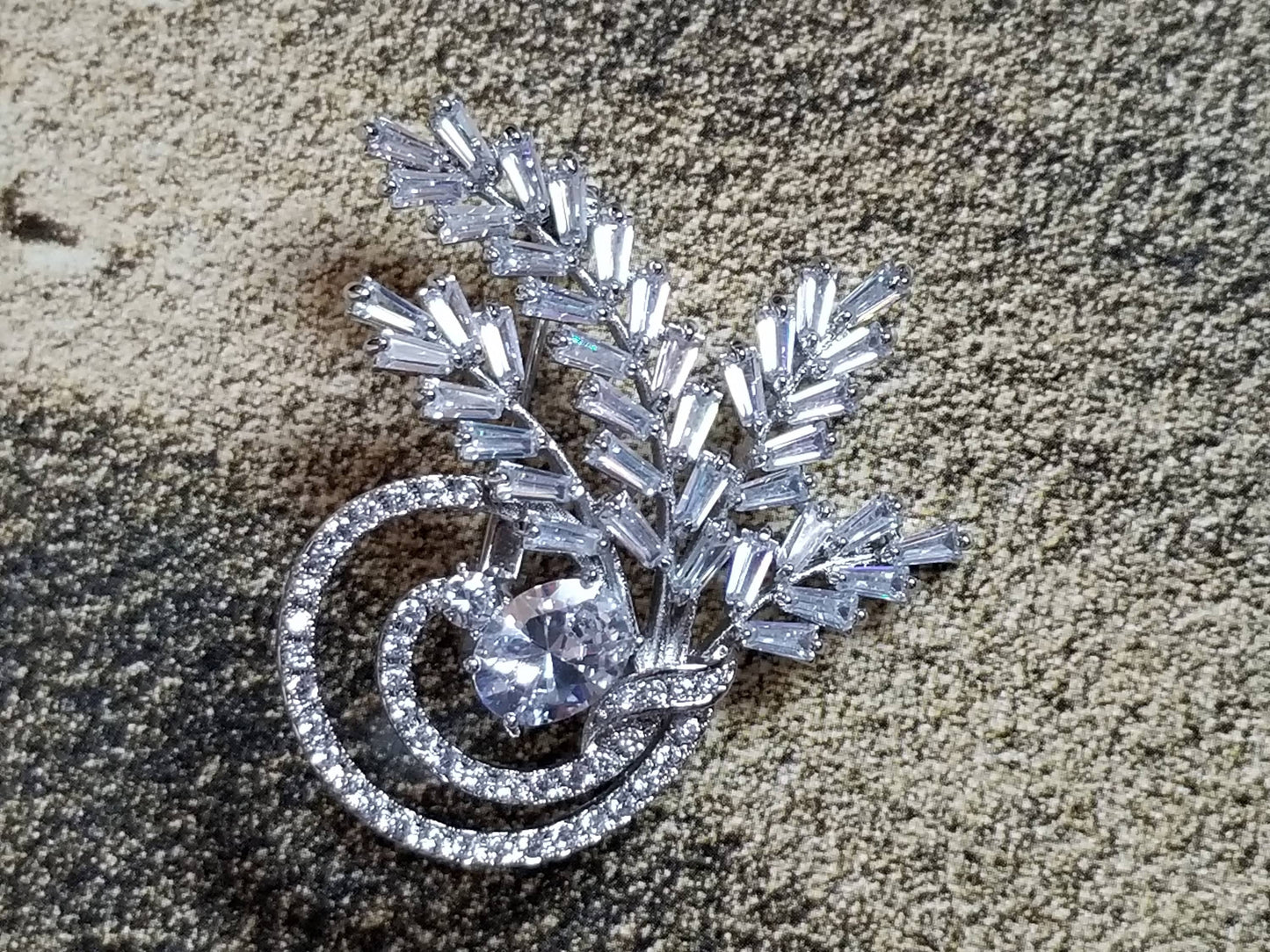 Pavé and baguette white sapphire laural wreath brooch in 18kt white gold rhodium, gift for her, gift for mom