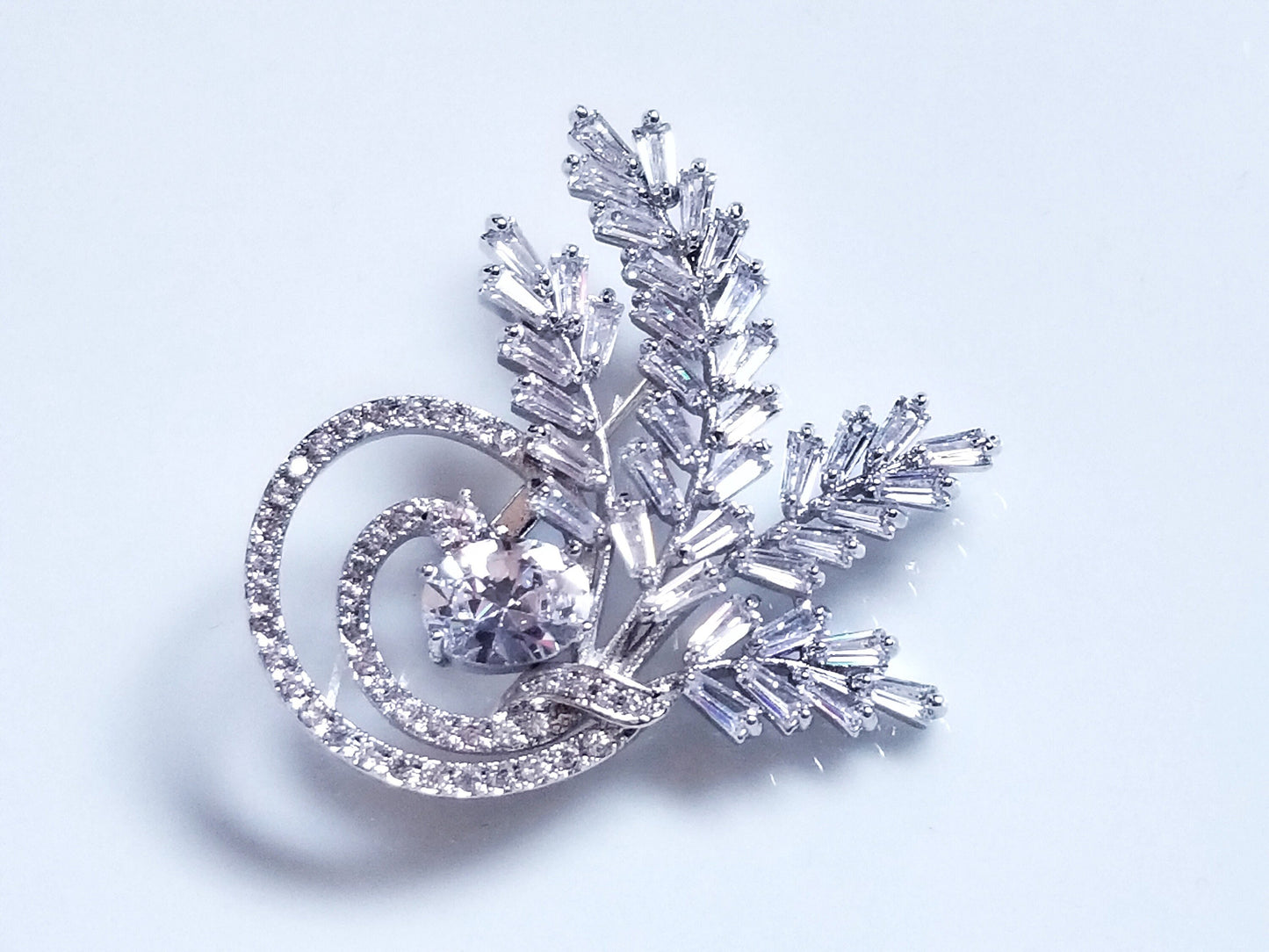 Pavé and baguette white sapphire laural wreath brooch in 18kt white gold rhodium, gift for her, gift for mom