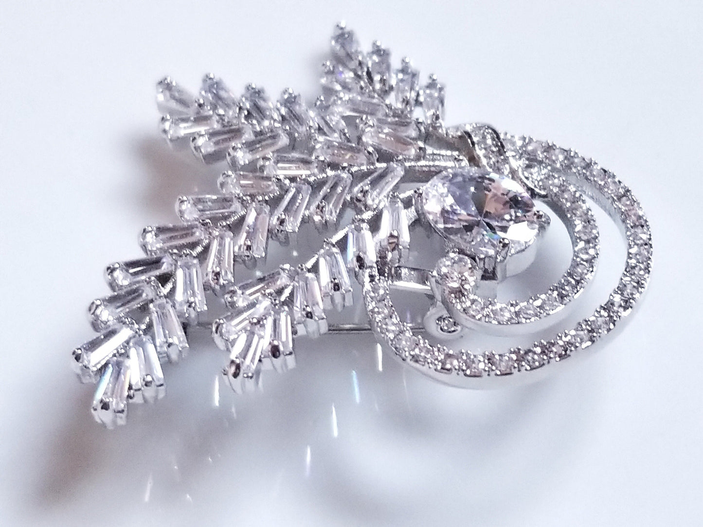 Pavé and baguette white sapphire laural wreath brooch in 18kt white gold rhodium, gift for her, gift for mom