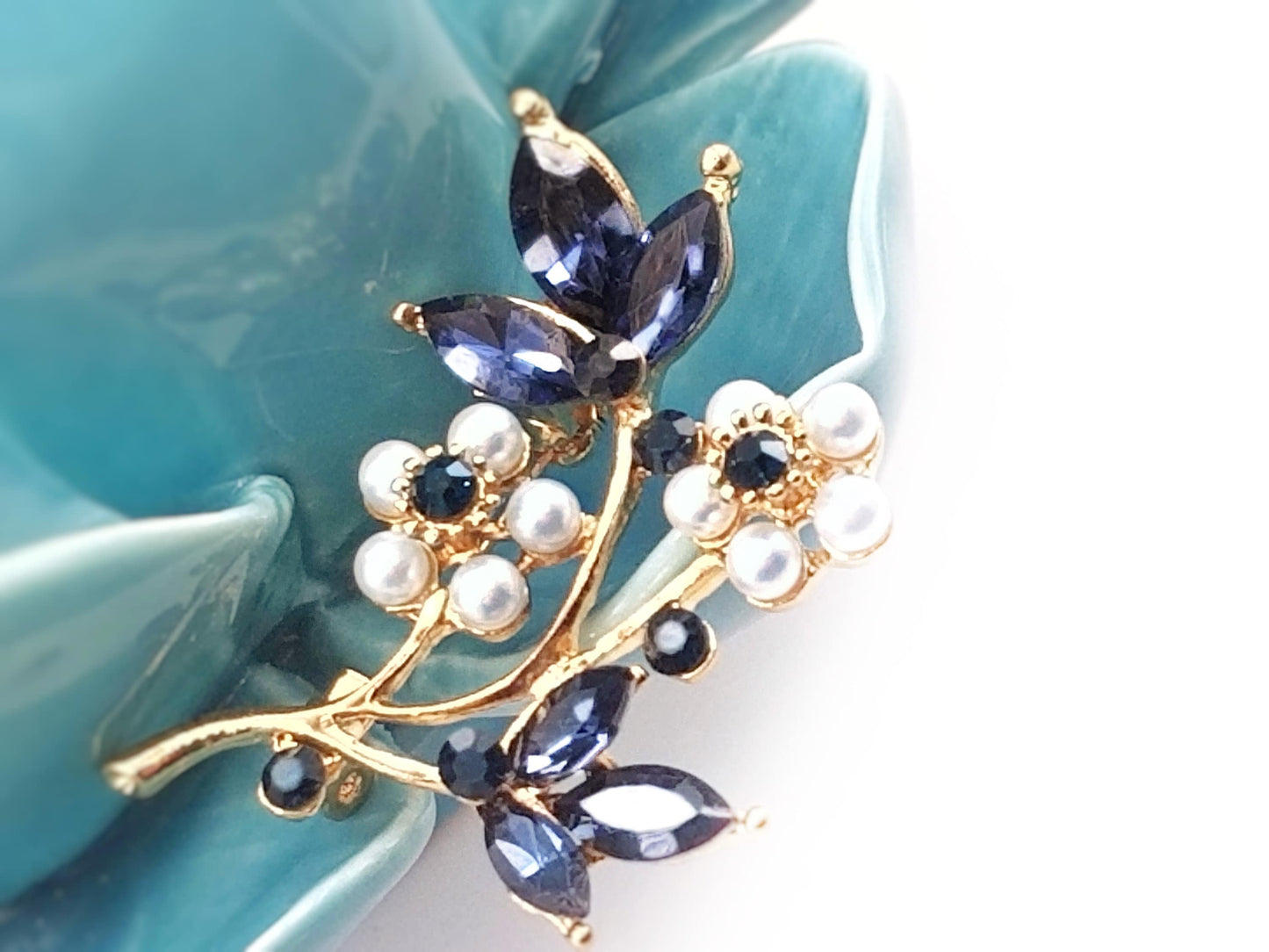 Blue sapphire pearl brooch, flower brooch pin, wedding brooch, gift for mom, gift for her