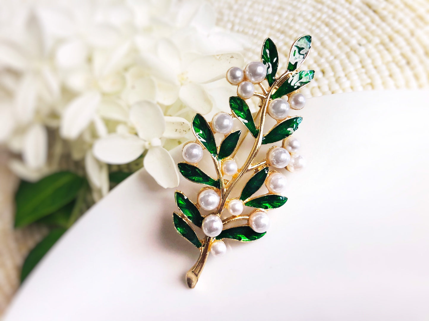 Pearl brooch leaf in 14k gold,  wedding brooch pearl, bridal jewelry, gift for her, gift for mom