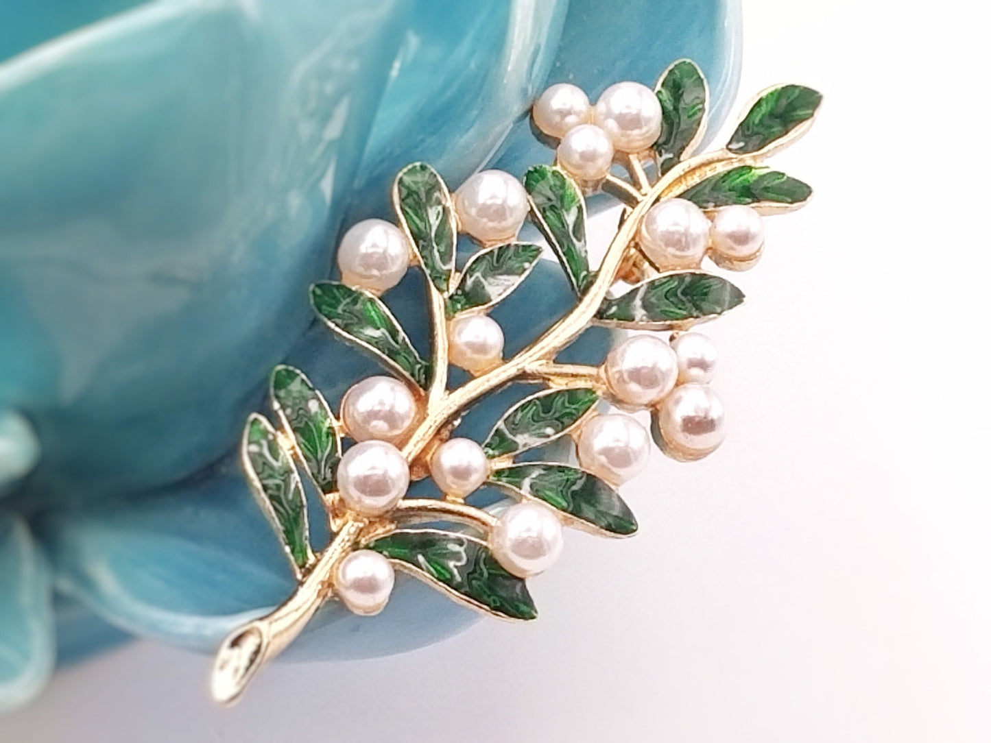 Pearl brooch leaf in 14k gold,  wedding brooch pearl, bridal jewelry, gift for her, gift for mom