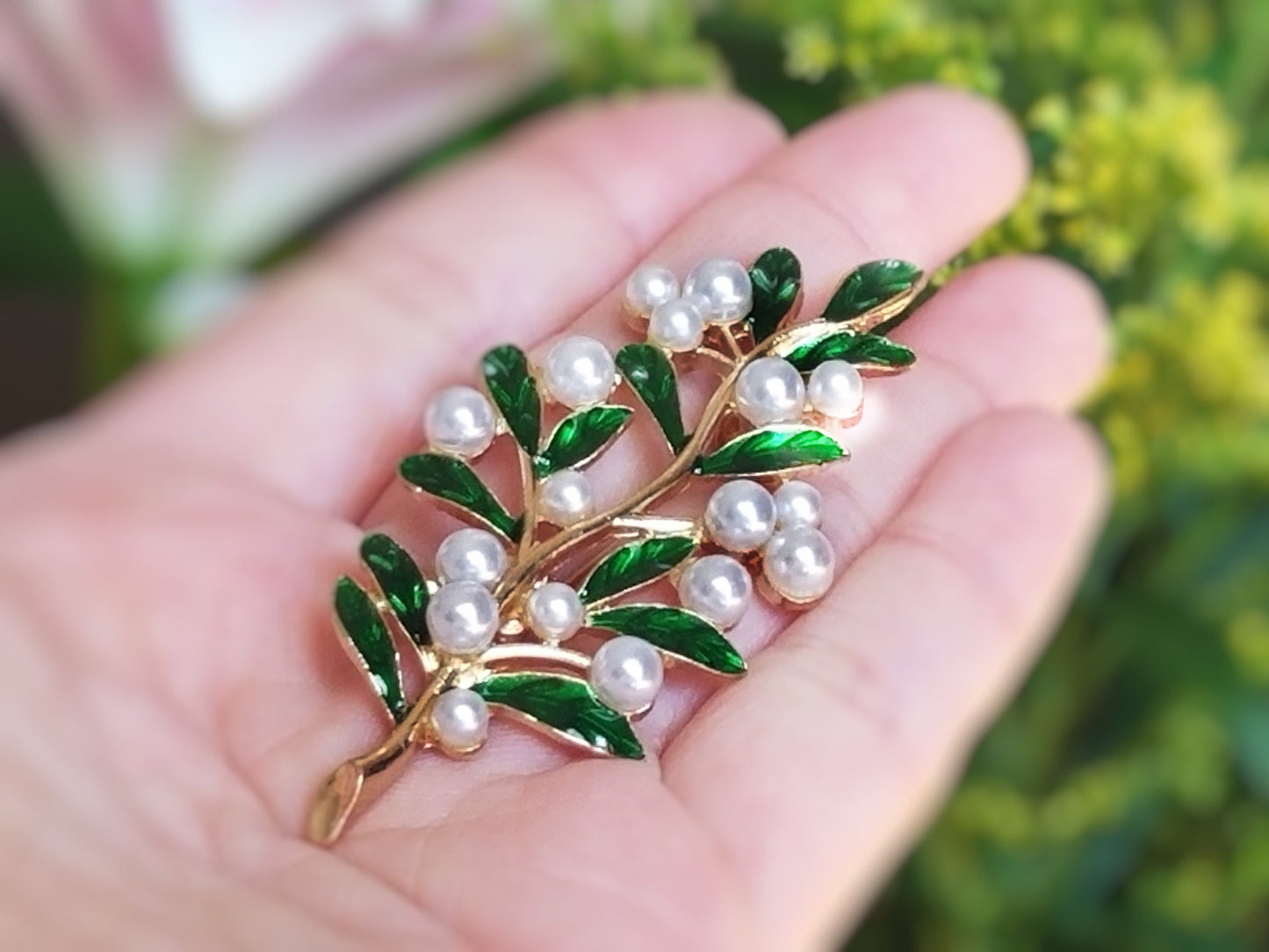 Pearl brooch leaf in 14k gold,  wedding brooch pearl, bridal jewelry, gift for her, gift for mom