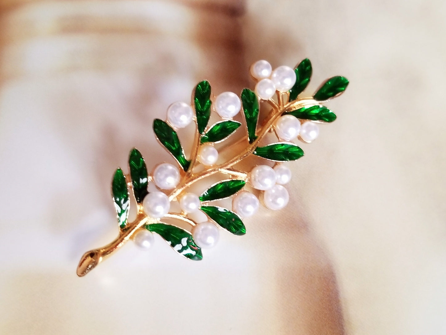 Pearl brooch leaf in 14k gold,  wedding brooch pearl, bridal jewelry, gift for her, gift for mom