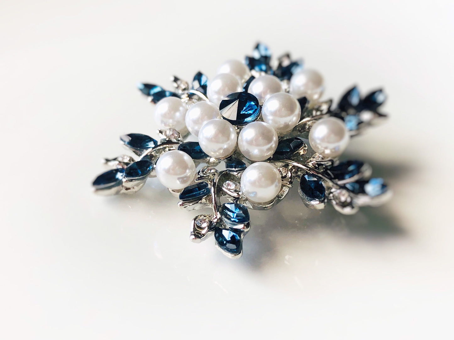 Blue sapphire pearl brooch pin white gold, flower brooch silver , wedding pearl blue crystal bouquet brooch, gift for mom, gift for her