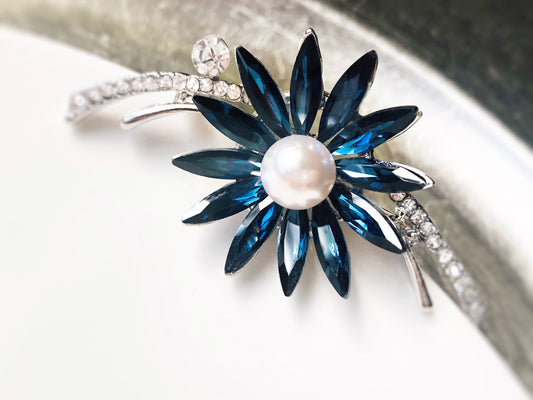 Sapphire pearl flower brooch, daisy flower brooch pin in 18K white gold, wedding bouquet brooch, gift for mom, gift for her