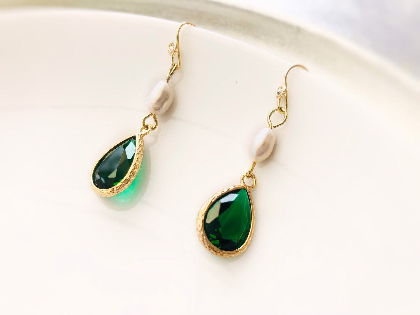 Emerald crystal pearl long dangle earrings in 14K gold, bridal jewelry pearl, bridesmaid earrings gold, gift for her, green dangle earrings