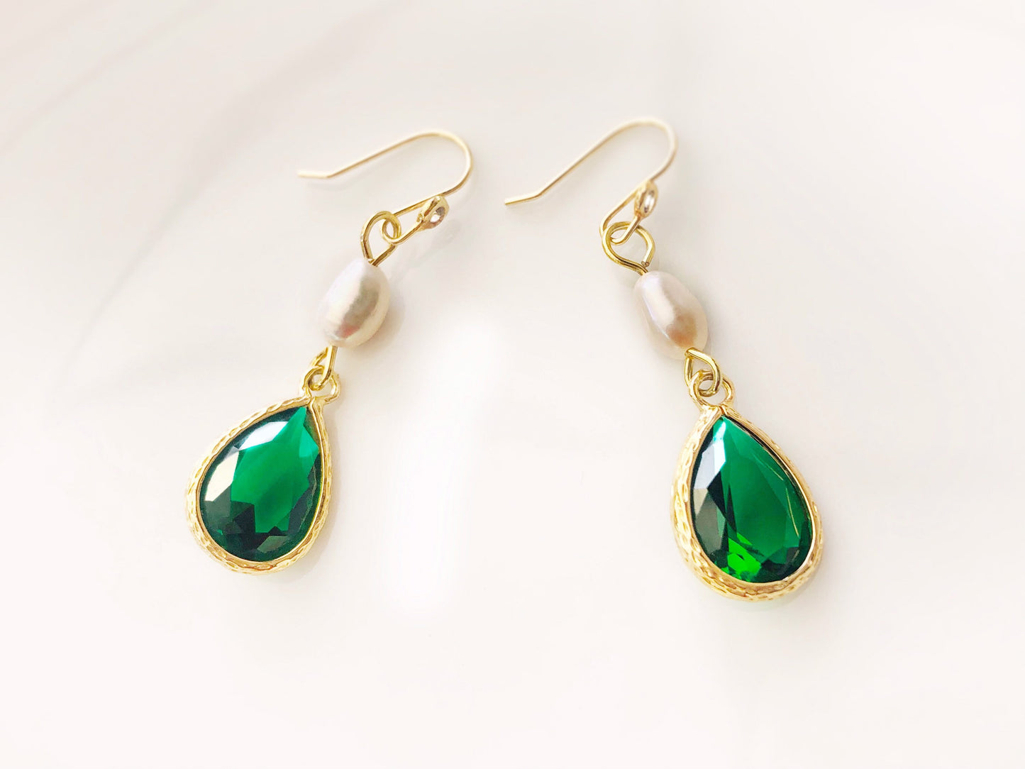 Emerald crystal pearl long dangle earrings in 14K gold, bridal jewelry pearl, bridesmaid earrings gold, gift for her, green dangle earrings