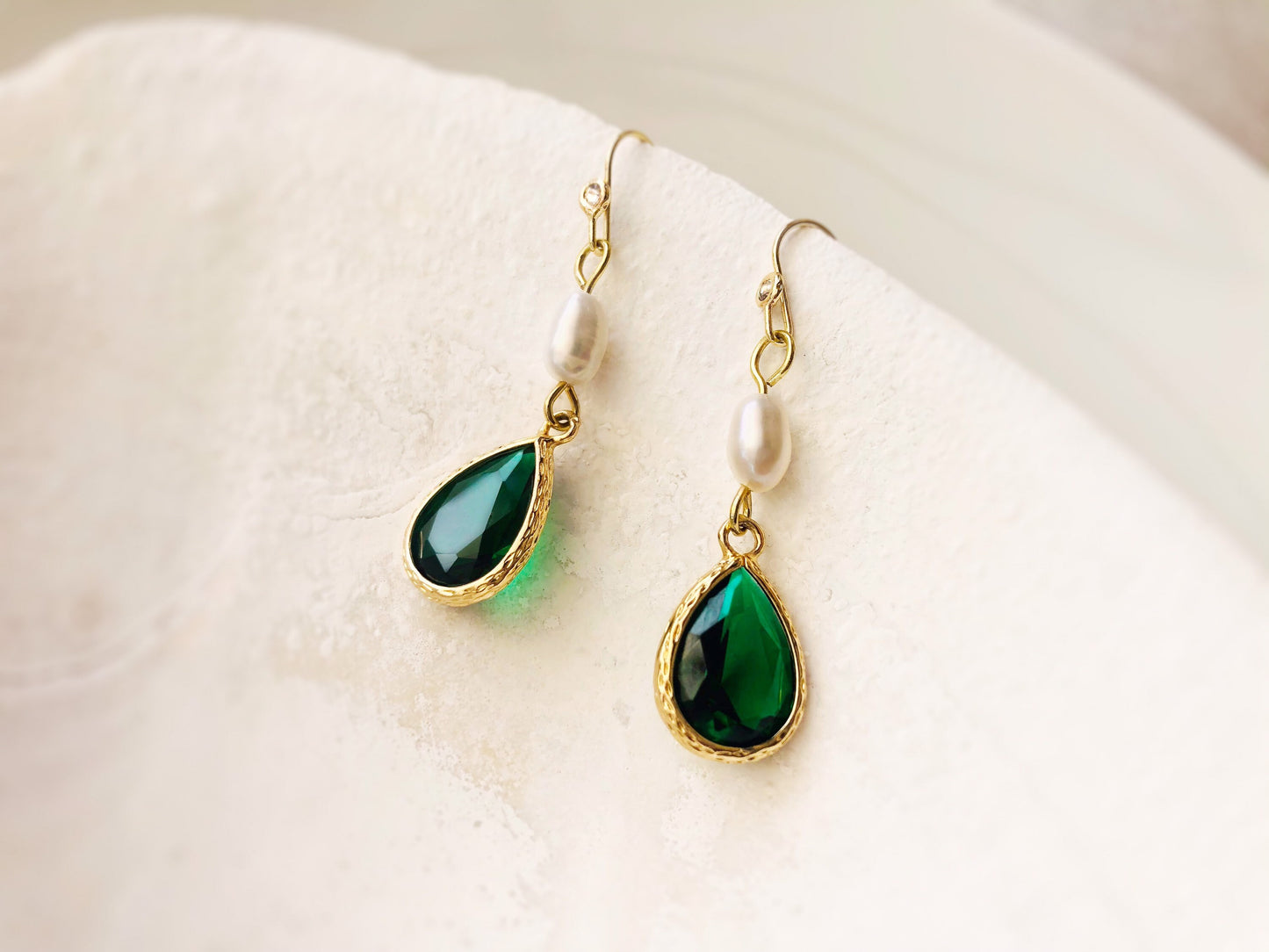 Emerald crystal pearl long dangle earrings in 14K gold, bridal jewelry pearl, bridesmaid earrings gold, gift for her, green dangle earrings