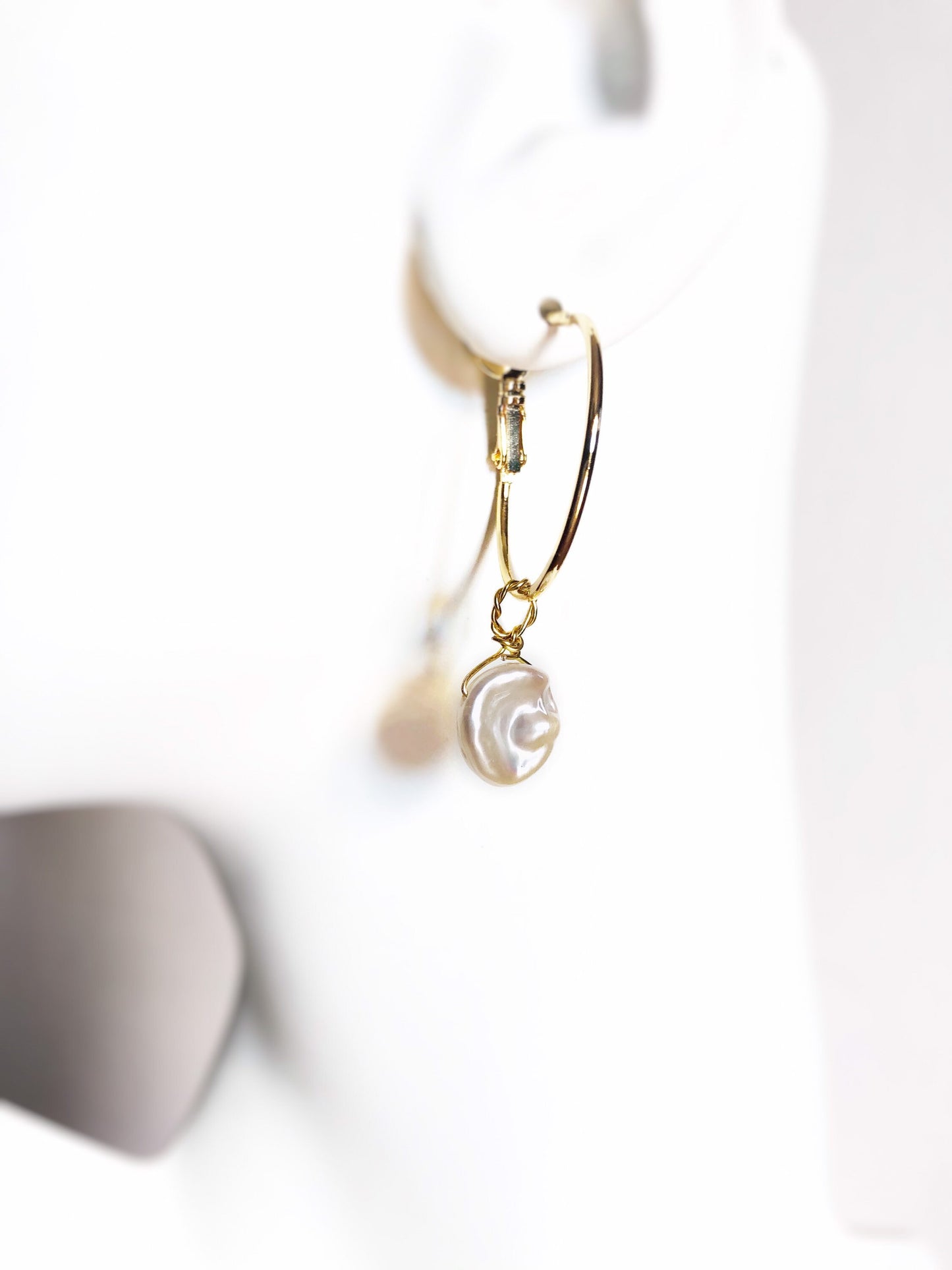 Keshi pearl earrings gold, coin pearl earrings gold, modern pearl earrings, gift for her, gift for mom, June birthstone