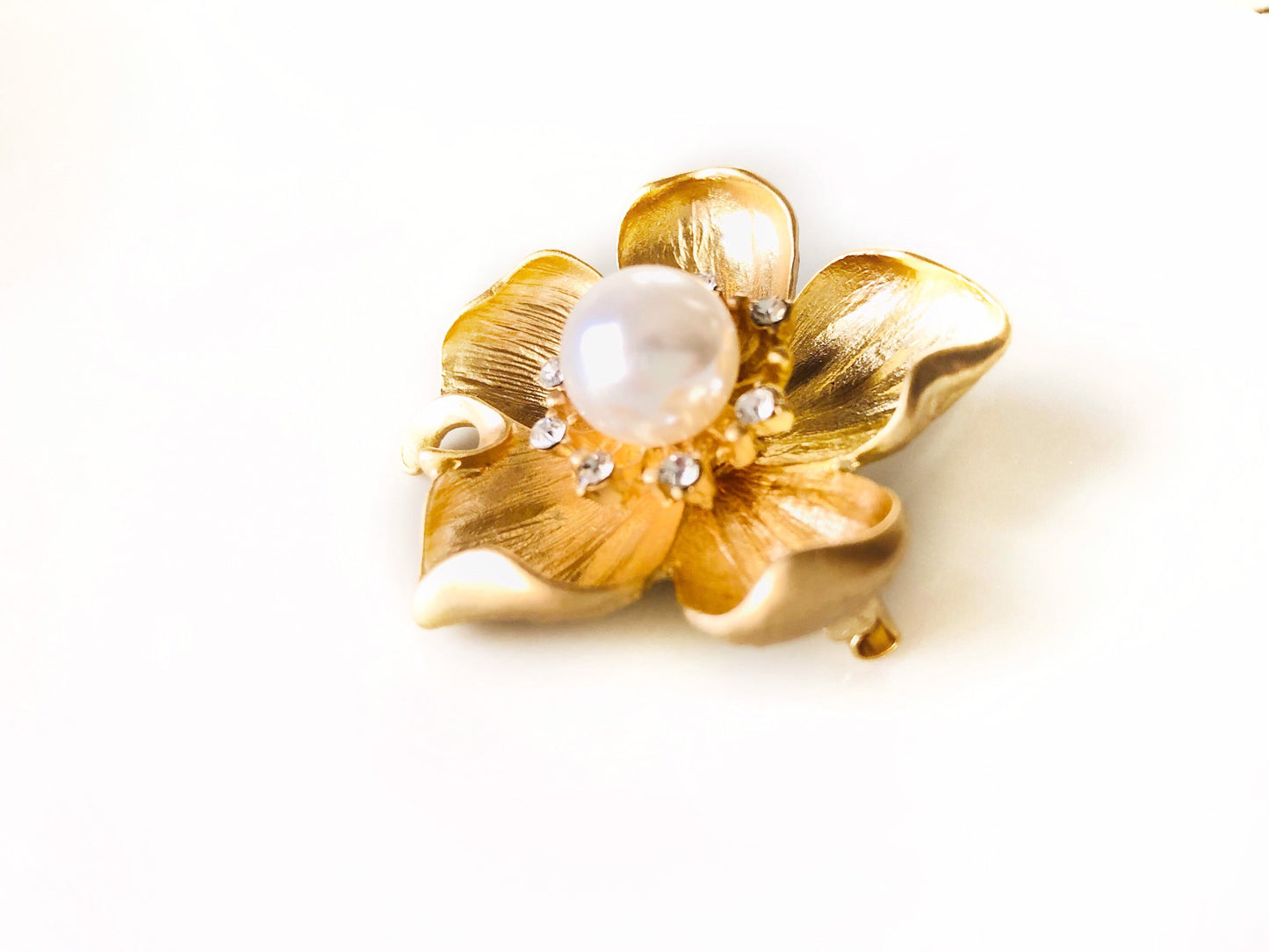 Pearl crystal flower brooch in 14K gold plated. Gold flower brooch pin, wedding bouquet brooch, gift for her, gift for mom