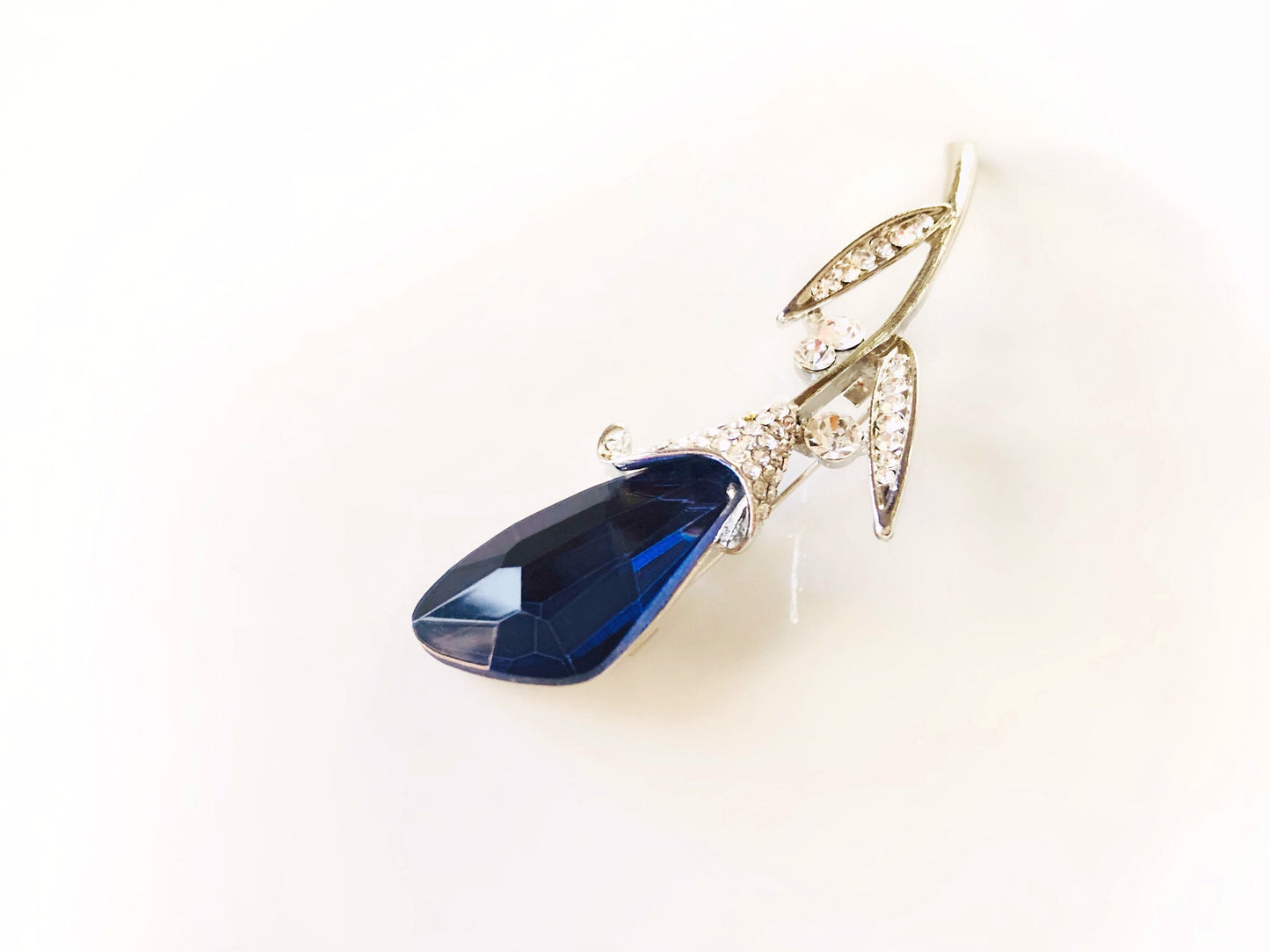 Sapphire crystal brooch in 18k white gold, wedding brooch, bridal brooch, navy flower brooch, gift for her, gift for mom