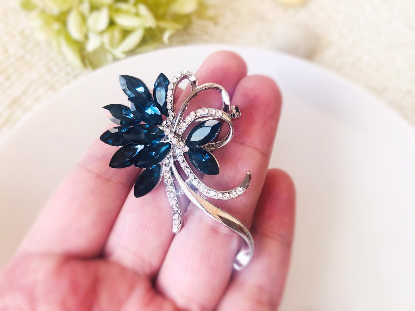 Sapphire bouquet brooch in 18k white gold, wedding bouquet brooch, gift for her, gift for mom