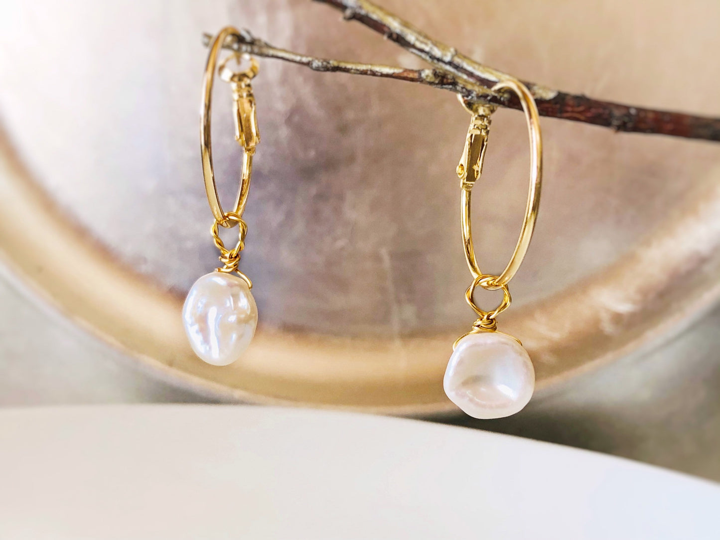 Keshi pearl earrings gold, coin pearl earrings gold, modern pearl earrings, gift for her, gift for mom, June birthstone