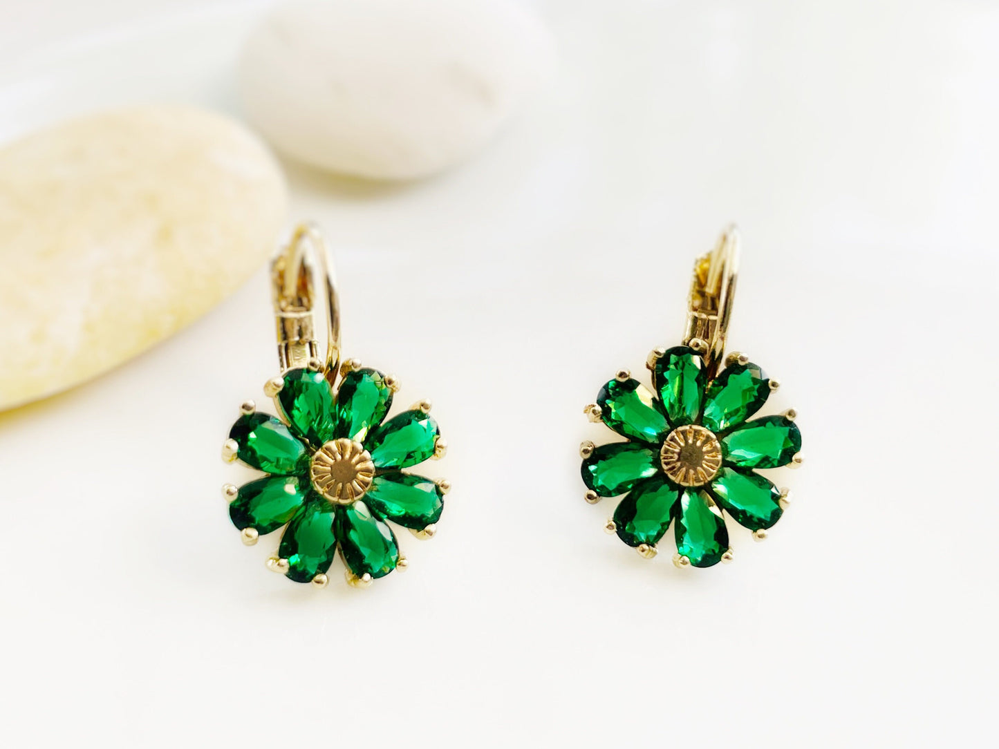 Emerald flower dangle earrings, green daisy flower drop earrings, May birthstone earrings , gift for mom, gift for her