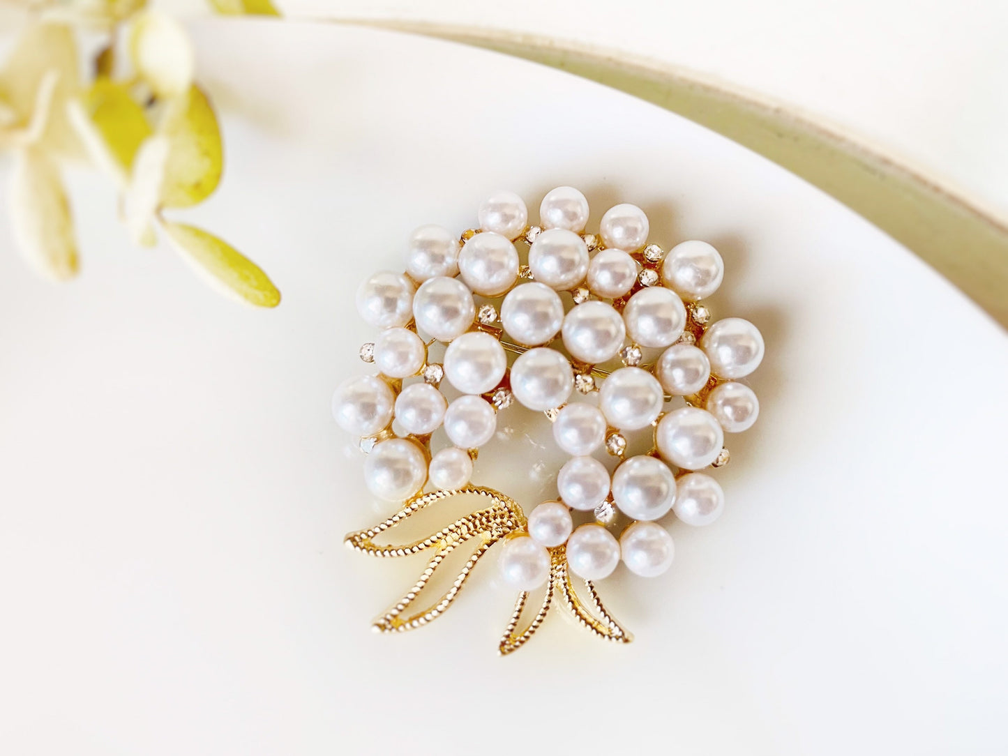 Pearl crystal wreath brooch, gold flower wreath brooch pin, wedding bouquet brooch, gift for her, gift for mom, bridal party gift