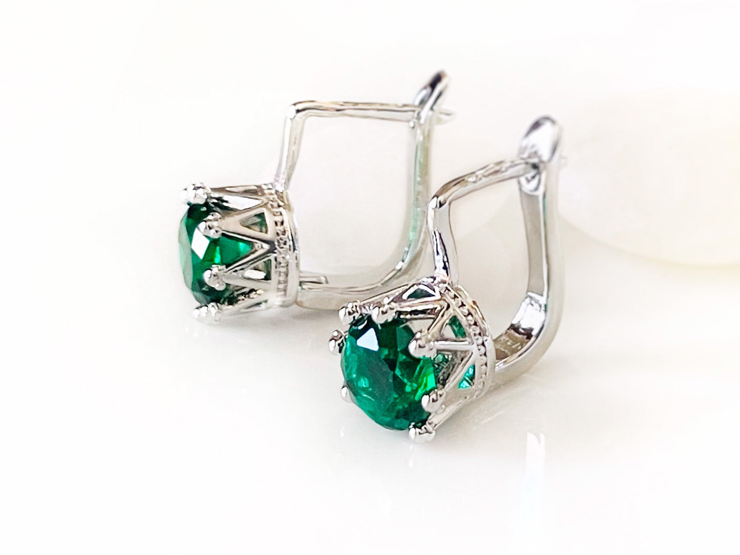 Emerald green solitaire lever back earring in white gold, gift for mom, 8mm gemstone earrings, May birthstone earrings