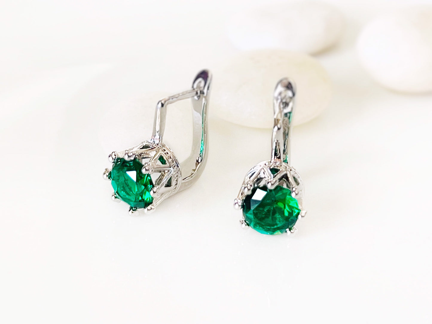 Emerald green solitaire lever back earring in white gold, gift for mom, 8mm gemstone earrings, May birthstone earrings