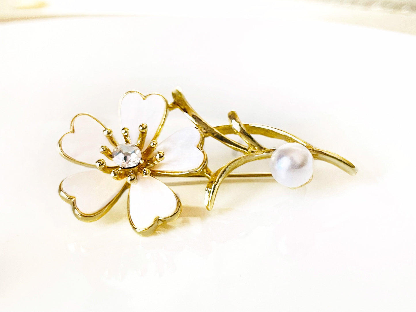 Flower pearl crystal brooch in 14K gold plated, Gold pearl flower brooch pin, wedding bouquet brooch, gift for her, gift for mom