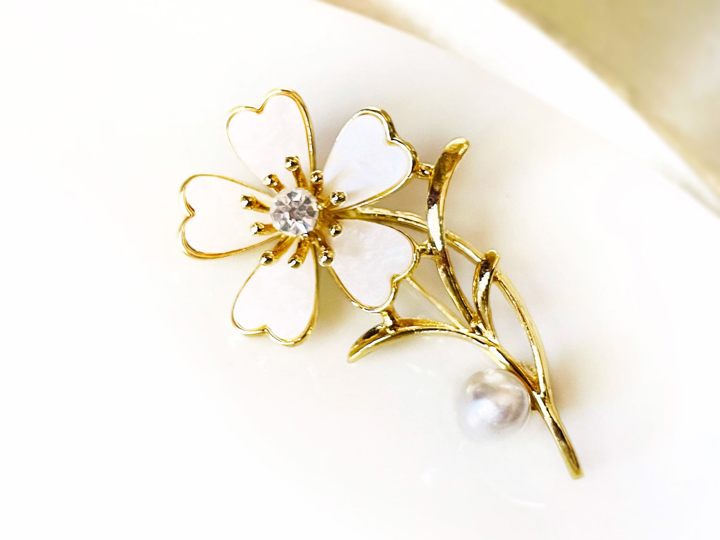 Flower pearl crystal brooch in 14K gold plated, Gold pearl flower brooch pin, wedding bouquet brooch, gift for her, gift for mom