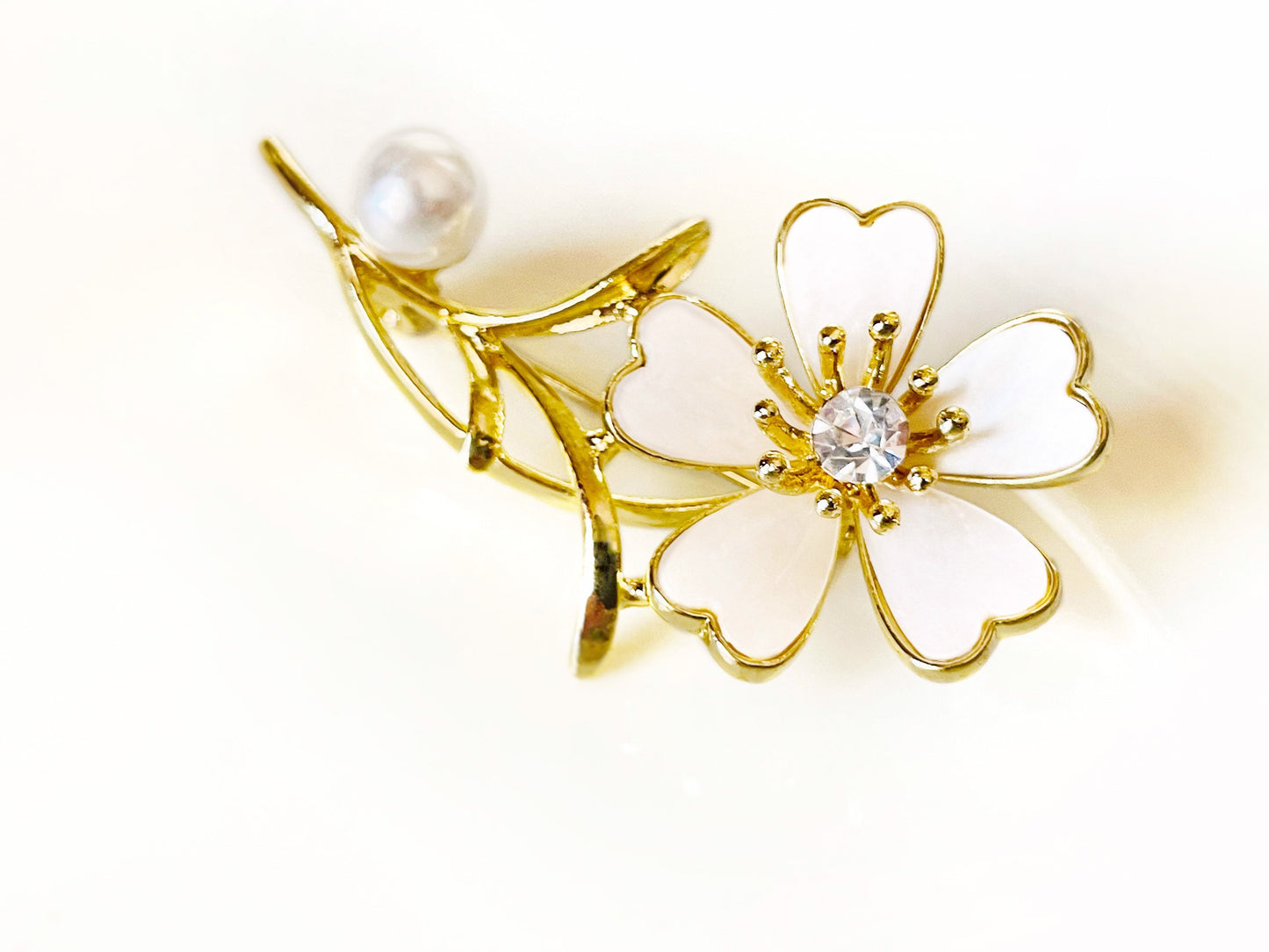 Flower pearl crystal brooch in 14K gold plated, Gold pearl flower brooch pin, wedding bouquet brooch, gift for her, gift for mom