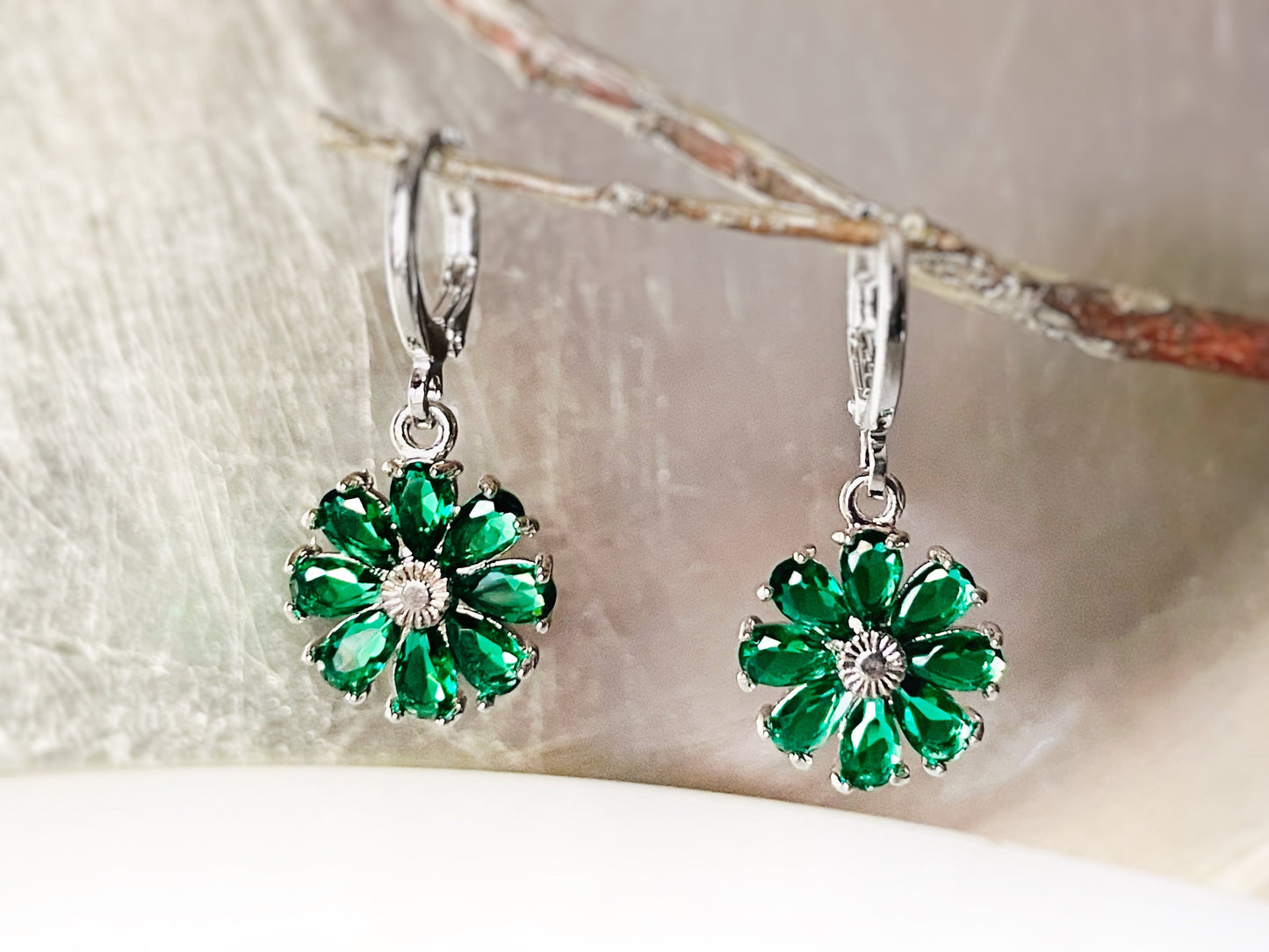 Emerald flower dangle earrings, green daisy flower drop earrings, May birthstone earrings , gift for mom, gift for her