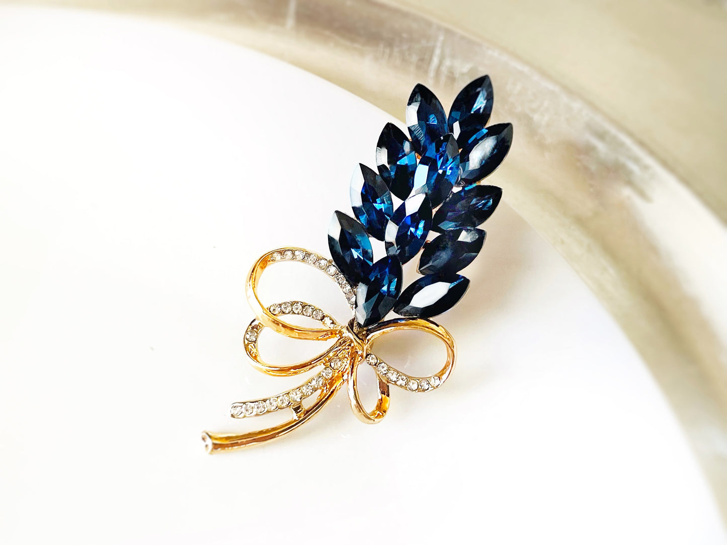 Crystal bouquet brooch gold, sapphire blue flower wedding brooch, navy blue crystal bridal brooch, gift for her, gift for mom